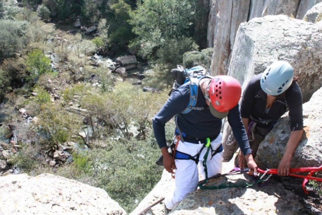  Préparé pour la descente en rappel 